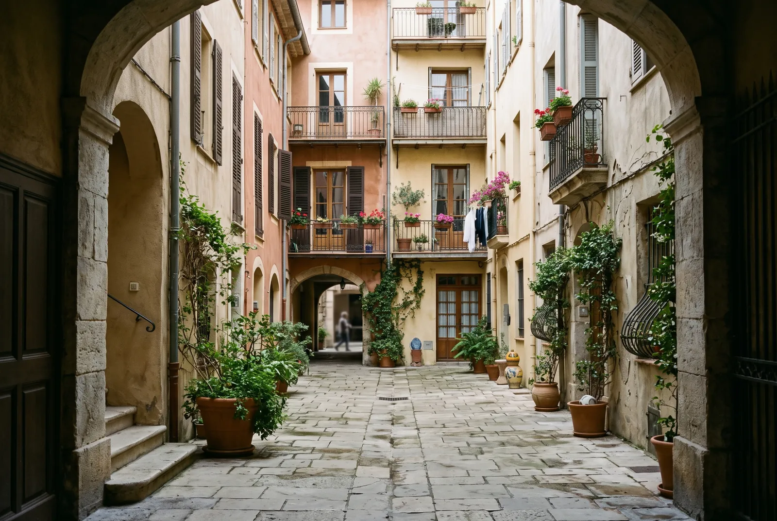 Cour intérieure d'un immeuble à La Ciotat